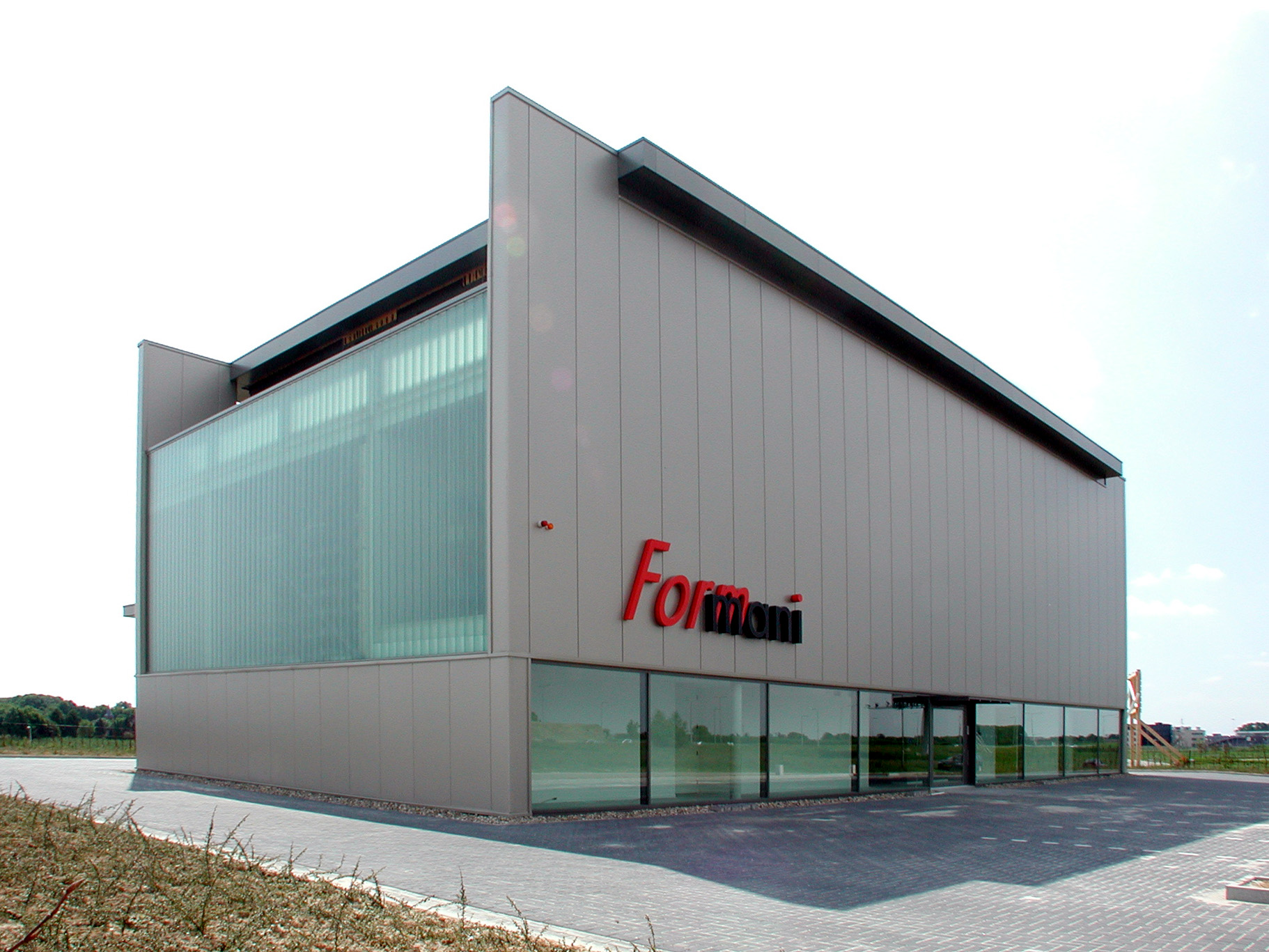 Formani showroom, kantoren en opslag, Maastricht-Aachen Airport